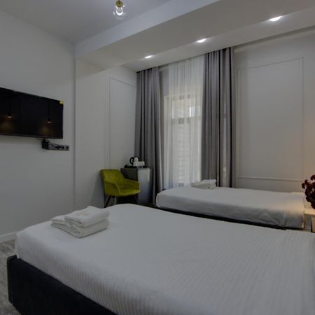 Aisha Hotel Bishkek Esterno foto