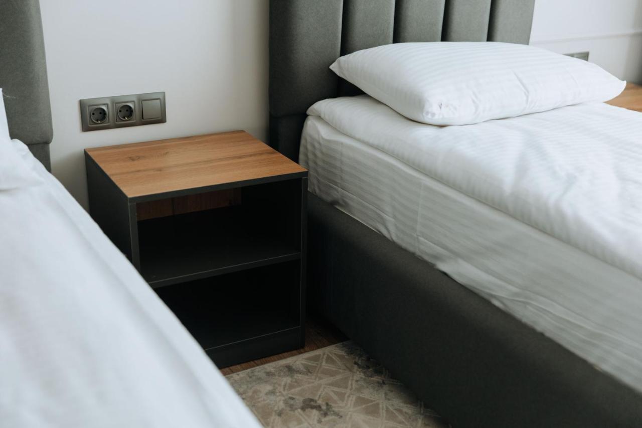 Aisha Hotel Bishkek Esterno foto