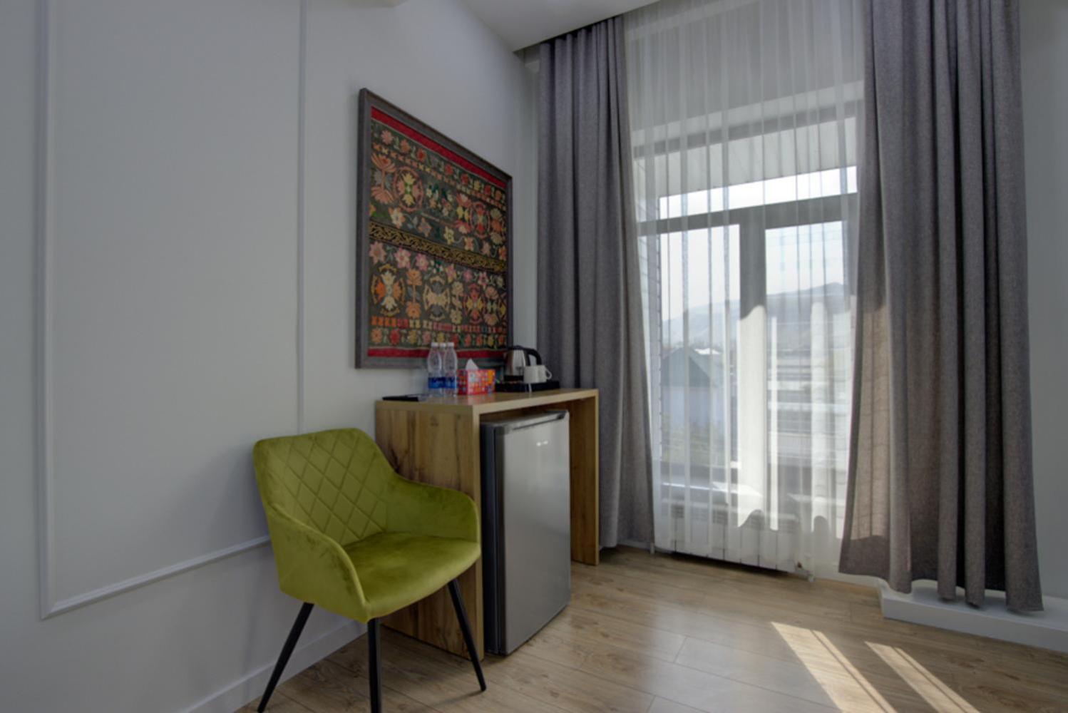 Aisha Hotel Bishkek Esterno foto