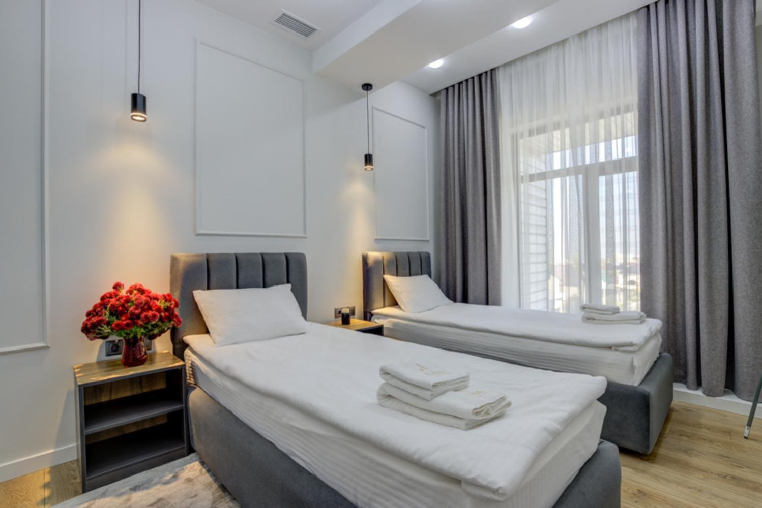 Aisha Hotel Bishkek Esterno foto