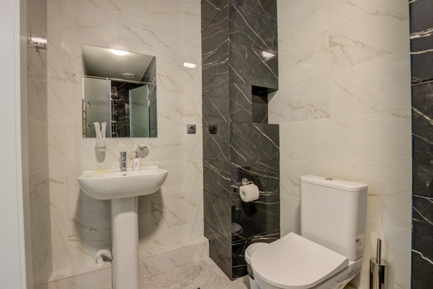 Aisha Hotel Bishkek Esterno foto