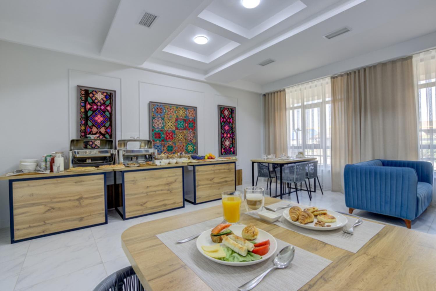 Aisha Hotel Bishkek Esterno foto